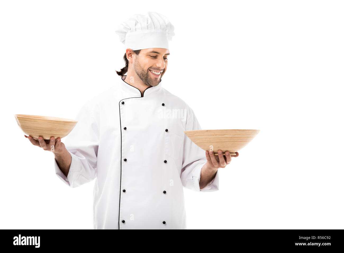 Felice giovane chef holding bocce isolato su bianco Foto Stock