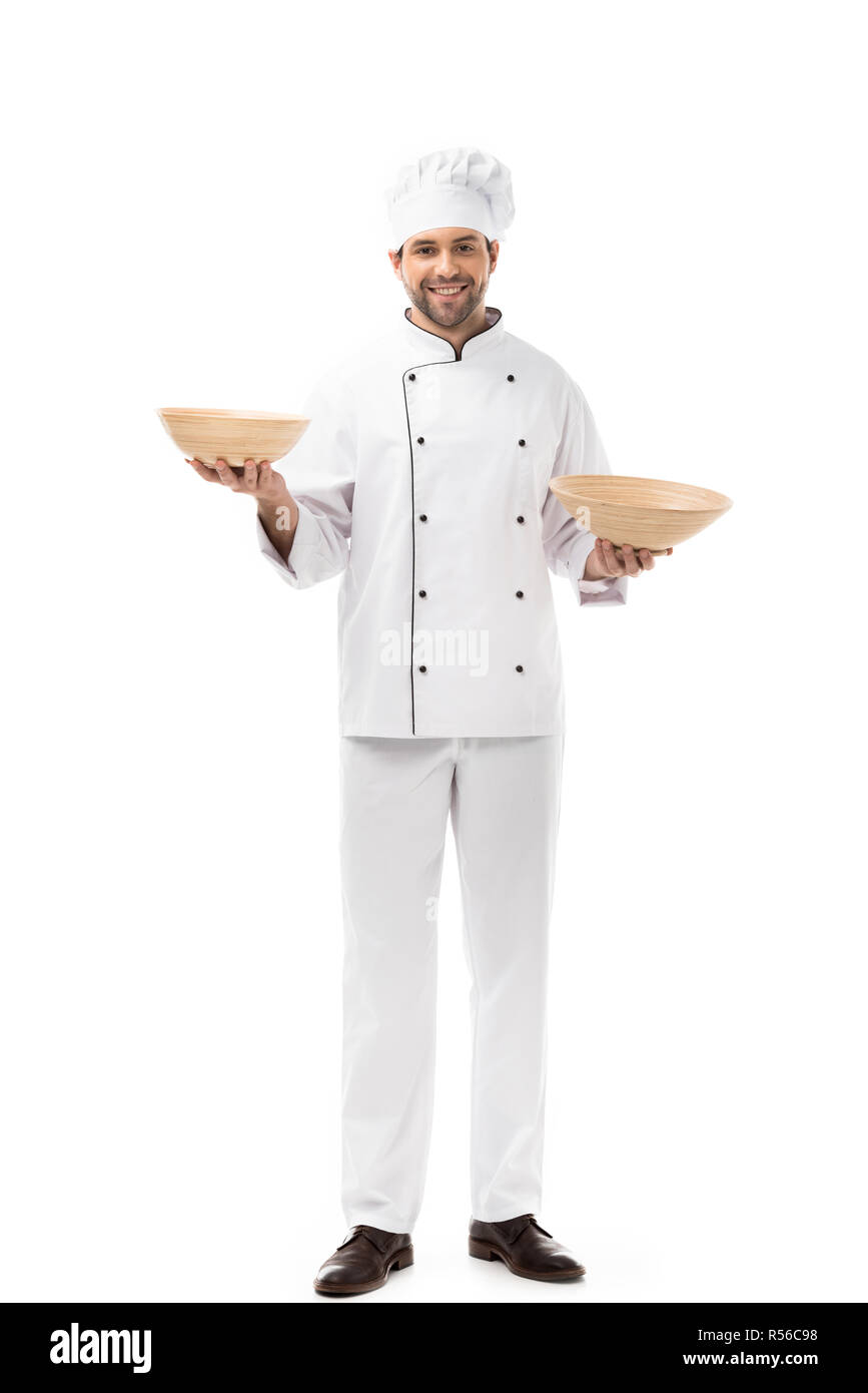 Sorridente giovane chef holding bocce isolato su bianco Foto Stock