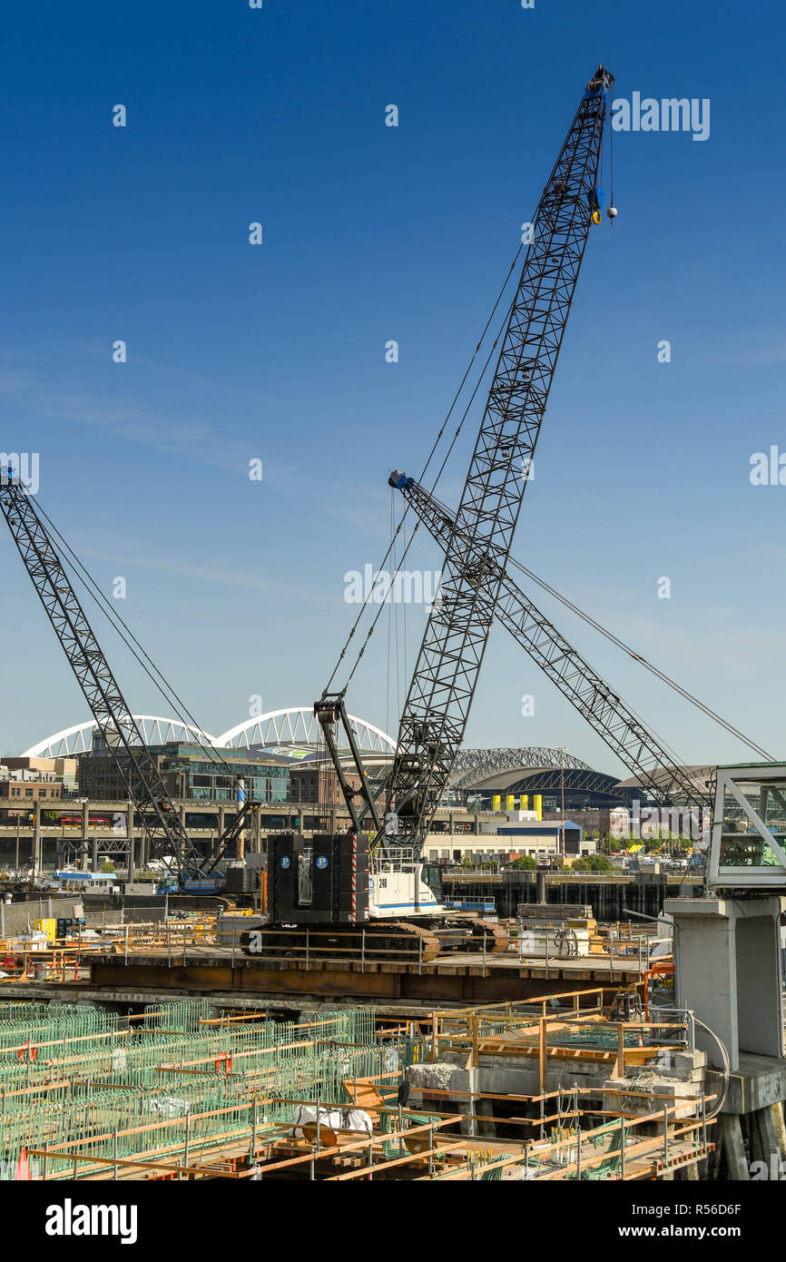 SEATTLE, WA, Stati Uniti d'America, - Giugno 2018: pesanti di gru di sollevamento a lavorare per la costruzione del nuovo terminal traghetti strutture a Seattle. Foto Stock
