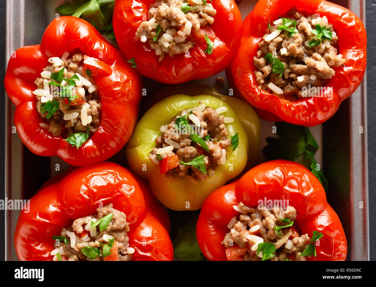 Close Up Di Peperoni Ripieni Con Carne Macinata Riso Cipolla Vista Superiore Laici Piatta Foto Stock Alamy