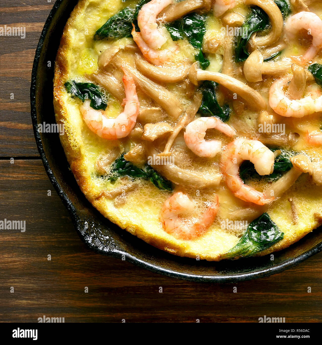 Close up di frittata (funghi e spinaci frittata con ...