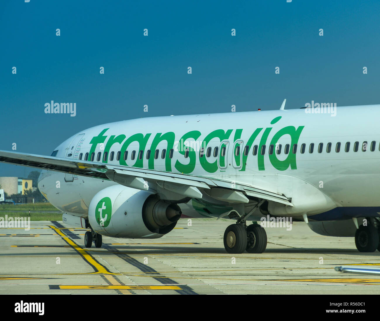 Boeing 737 holiday jet operati dalla compagnia aerea olandese Transavia in rullaggio a aeroporto di Verona, Italia Foto Stock