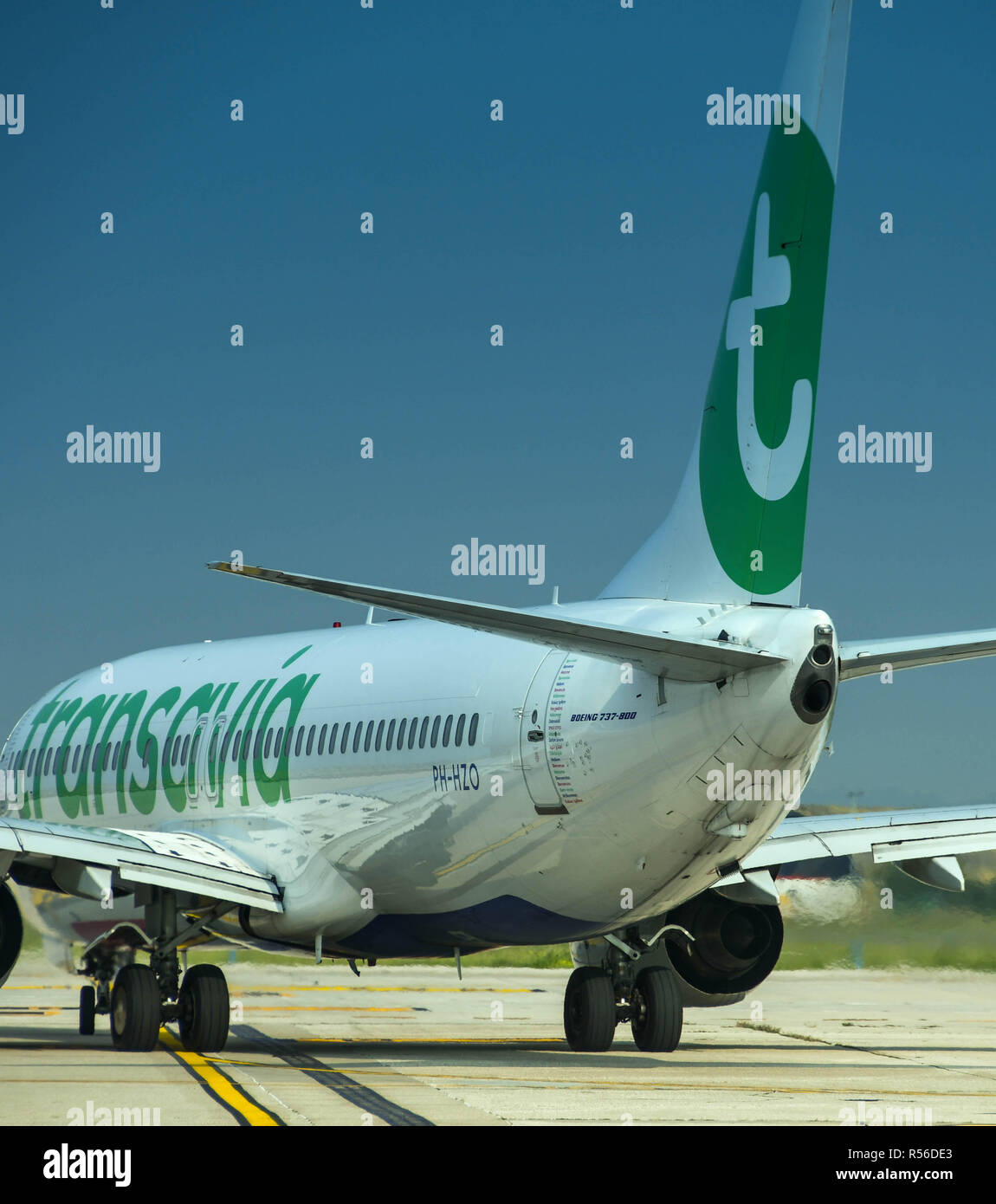 Boeing 737 holiday jet operati dalla compagnia aerea olandese Transavia in rullaggio a aeroporto di Verona, Italia Foto Stock