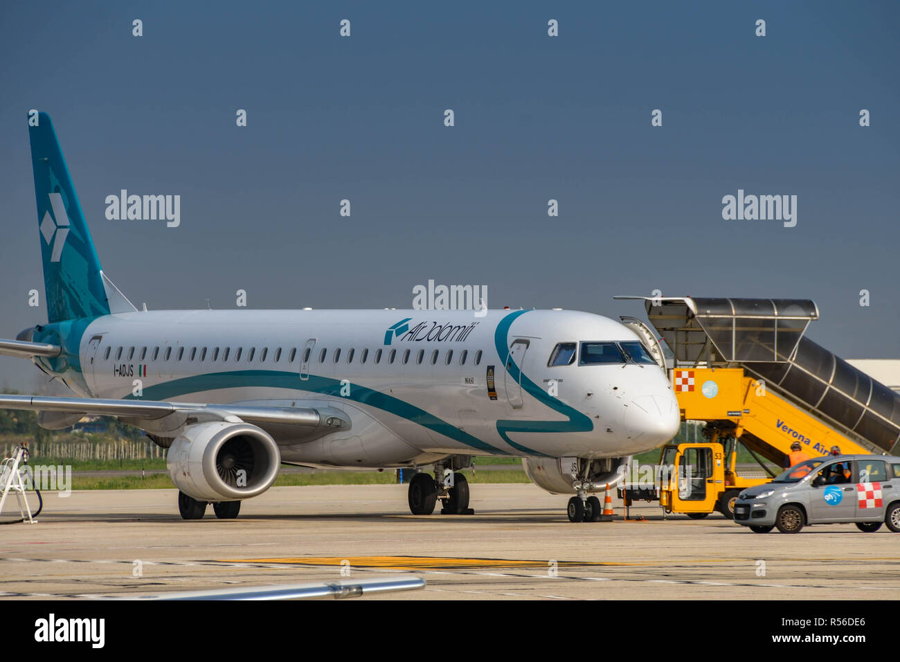 Air Dolomiti jet su terreno presso l aeroporto di Verona, Italia Foto Stock
