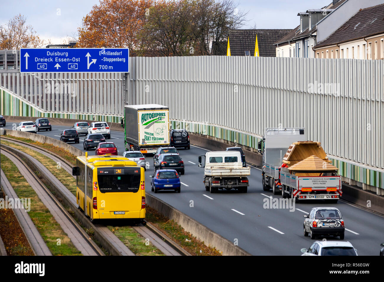 Autostrada, autostrada A40, Ruhrschnellweg, di Essen, percorso attraverso il centro della città, è interessato da un possibile azionamento diesel divieto, Germania Foto Stock