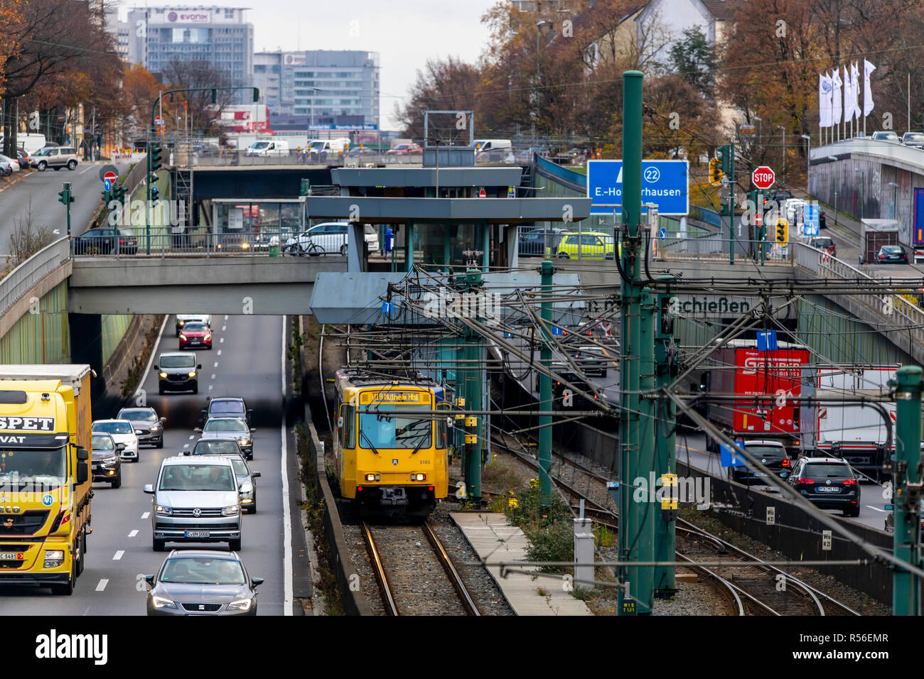 Autostrada, autostrada A40, Ruhrschnellweg, di Essen, percorso attraverso il centro della città, è interessato da un possibile azionamento diesel divieto, Germania Foto Stock