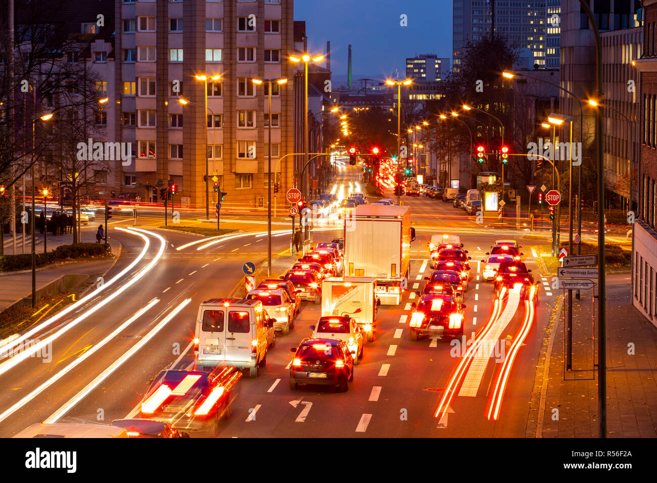 Di sera il traffico della città di Essen, in Germania, grande incrocio, la Bismarckstrasse, B224, Friedrichstrasse e Hohenzollernstrasse, questa area potrebbe anche Foto Stock