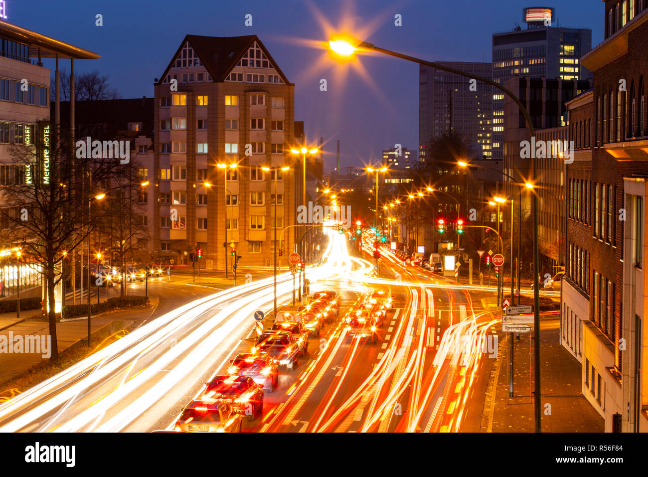 Di sera il traffico della città di Essen, in Germania, grande incrocio, la Bismarckstrasse, B224, Friedrichstrasse e Hohenzollernstrasse, questa area potrebbe anche Foto Stock