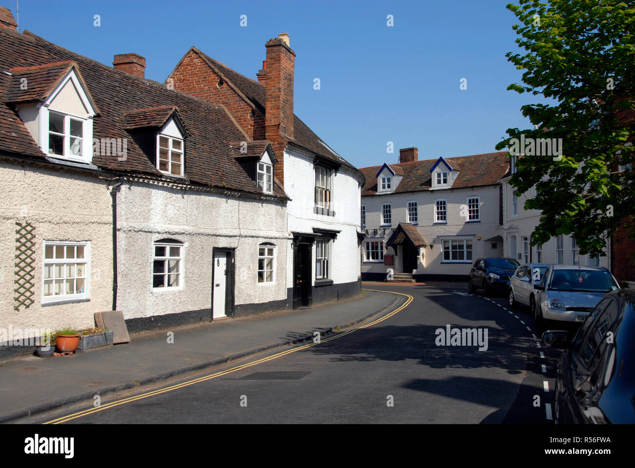 Case e automobili parcheggiate in Castle Street East, Bridgnorth, Shropshire, Inghilterra. Foto Stock