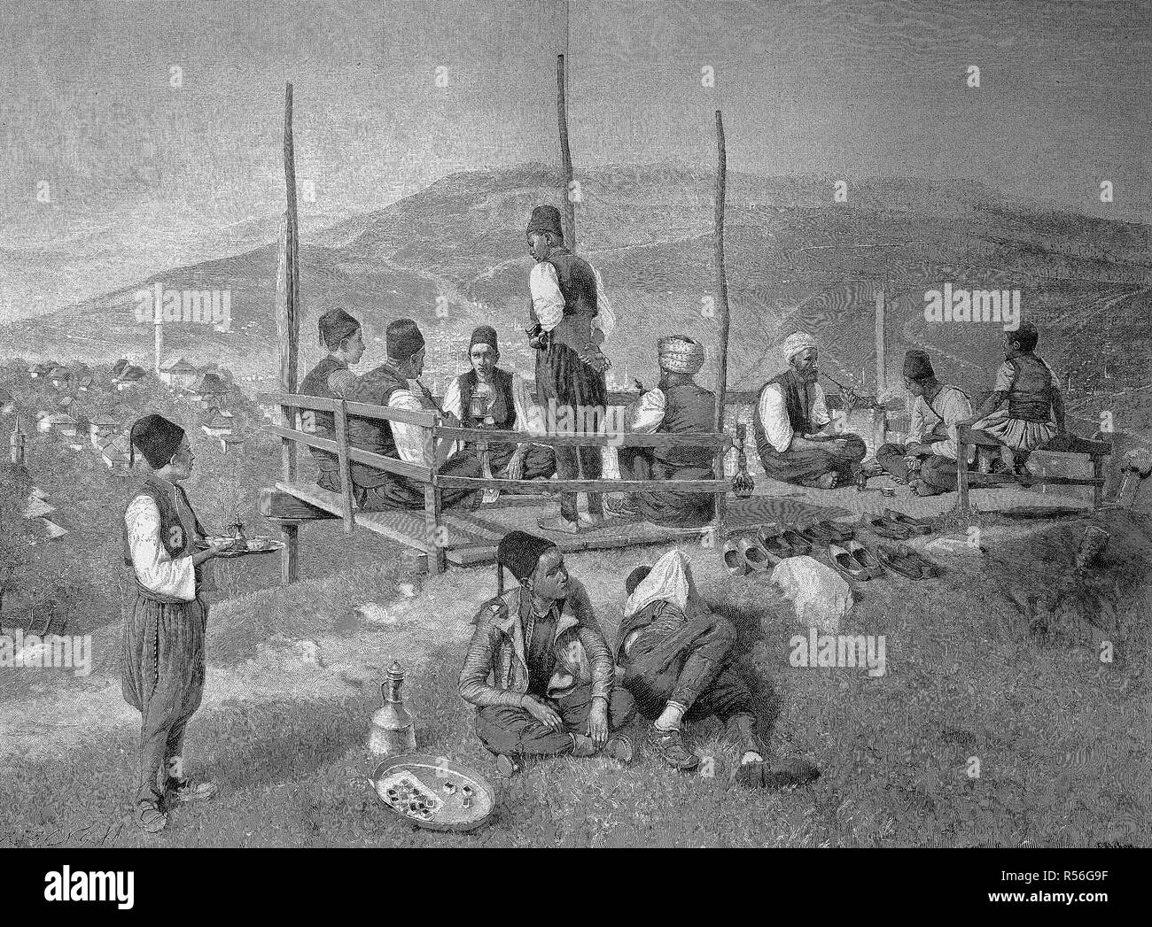 Un garden cafe in Bosnia con i visitatori locali, solo uomini in costume, 1880, xilografia, Bosnia Foto Stock