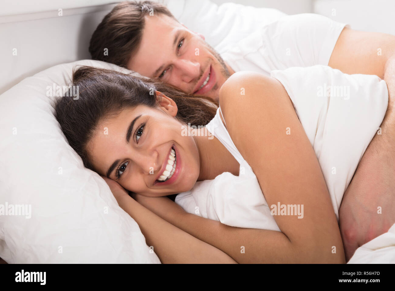 Amare giovane sul letto Foto Stock