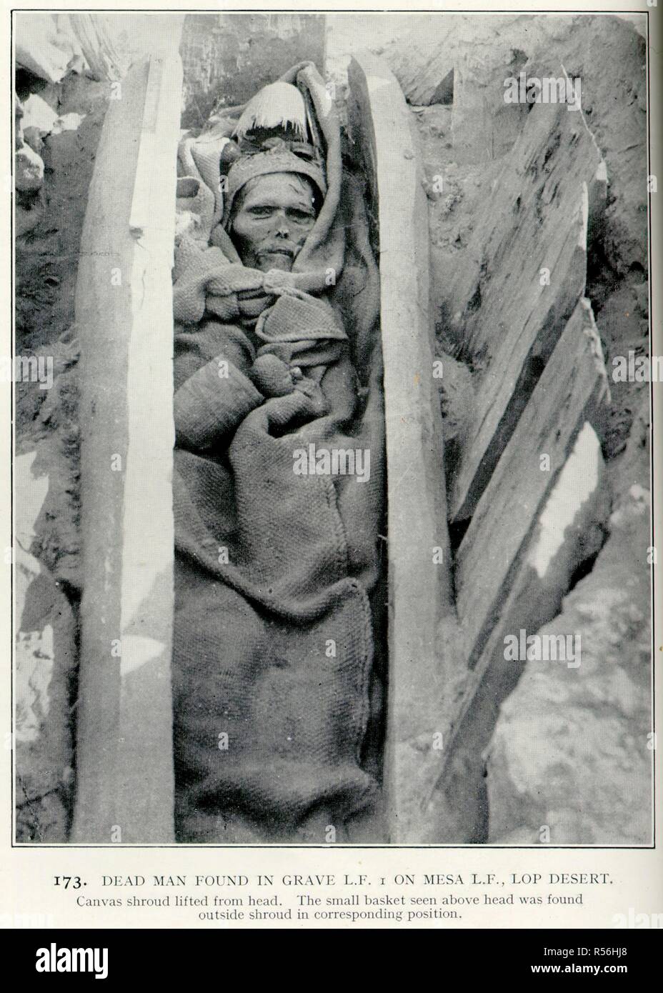 L'uomo morto trovato nella tomba. 16-Feb-14. L'uomo morto trovato nella tomba. Vista guardando verso il basso sul corpo, viso scoperto, in appoggio tra tavole. Originariamente pubblicato/prodotto in 16 febbraio 1914. . Fonte: Foto OIOC 392/28(421). Autore: Stein, Sir Marc Aurel. Foto Stock