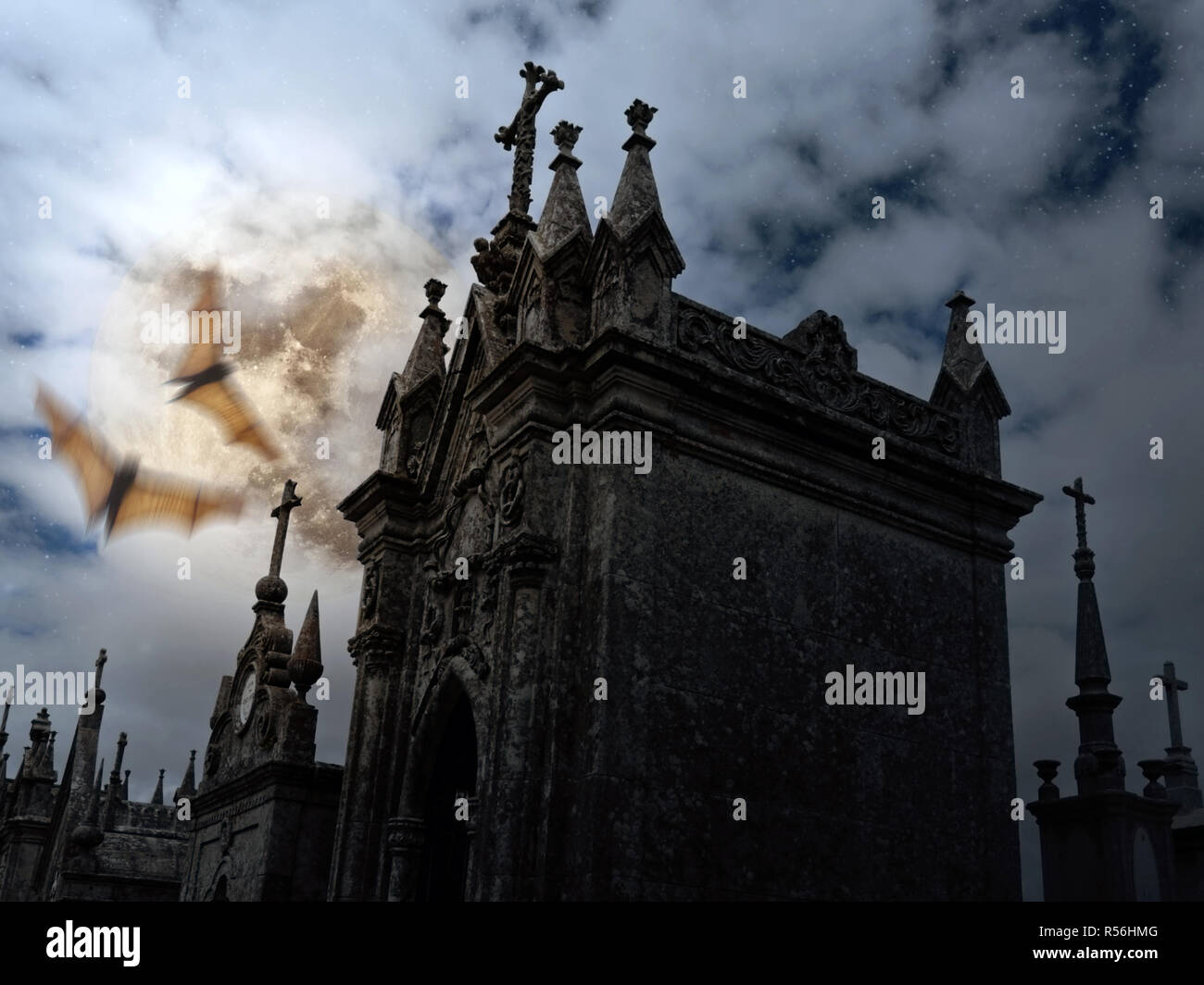 Notte di Halloween paesaggi con la luna piena, cielo nuvoloso, stelle, vampiri e vecchio cimitero europeo (grano digitale aggiunto) Foto Stock