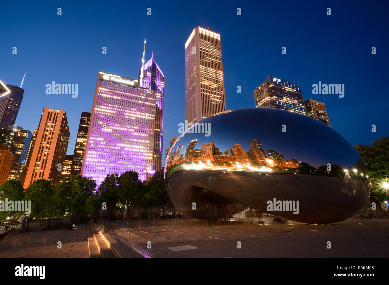 CHICAGO, IL - Luglio 12, 2018: Cloud Gate, scultura o il fagiolo situati in Millennium Park di Chicago, Illinois di notte. Foto Stock