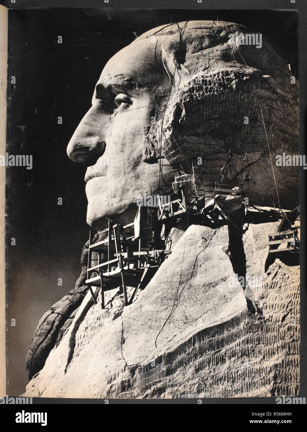 Vista del Monte Rushmore National Memorial, della scultura in pietra della faccia del Presidente George Washington, mostrando un ponteggio. Mount Rushmore National Memorial. Un momento [progettato e dello scultore Gutzon Borglum], che commemora la concezione, la conservazione e la crescita del grande repubblica americana. [Con illustrazioni, compreso un ritratto.]. Stati Uniti. Mount Rushmore National Memorial Commissione.[Washington], 1941. Fonte: A.S.982 opposta a pagina 24. Foto Stock