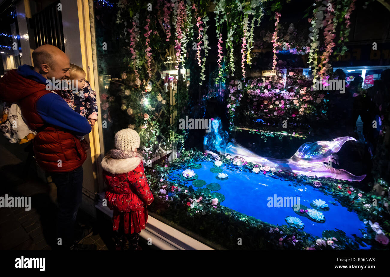 I membri del pubblico di un'opera intitolata vive ancora da Studio McGuire, Il lavoro fa parte del festival delle arti di leggende urbane: Northern Lights attuale luogo di Hull. Foto Stock