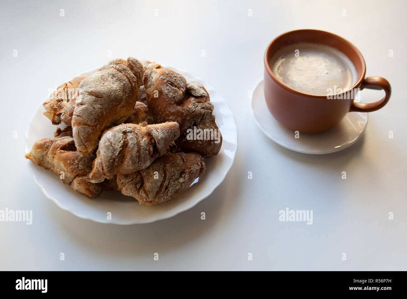 Cornetti caldi e caffè come scelta perfetta durante la stagione fredda Foto Stock