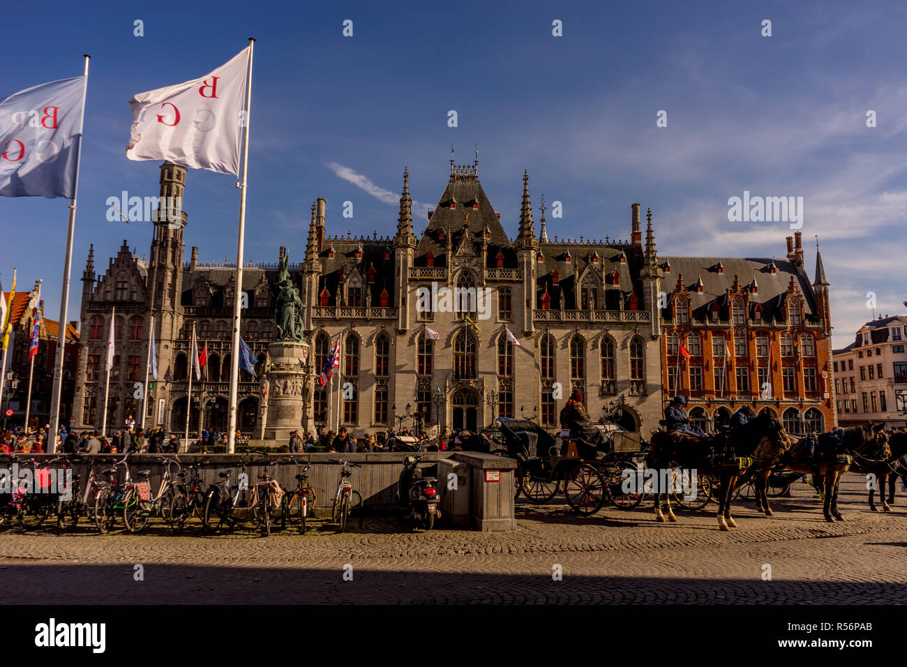 Bruges, Belgio - 17 Febbraio 2018: un cavallo carrello viene parcheggiato di fronte al tribunale provinciale di Bruges, Belgio Foto Stock