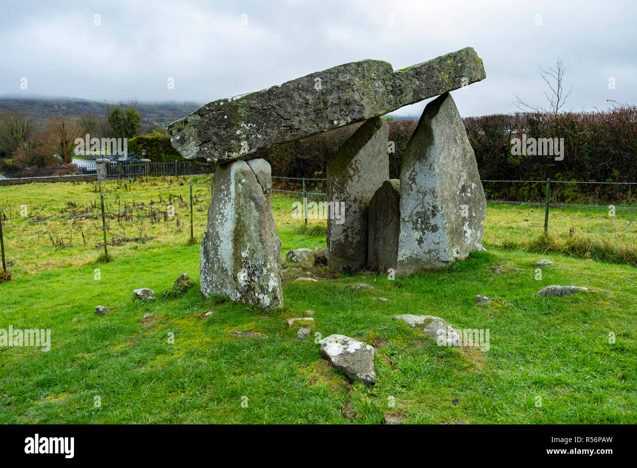 BallyKeel Dolmen e Caino presso l'anello di Gullion Area di straordinaria bellezza naturale Foto Stock