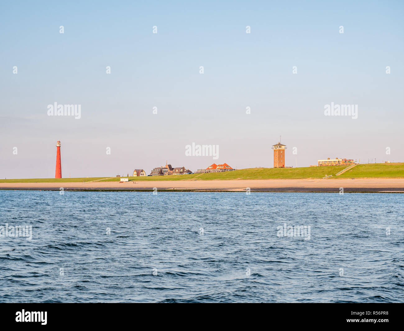 Faro Lange Jaap alla costa del Mare del Nord di Huisduinen vicino a Den Helder, Paesi Bassi Foto Stock