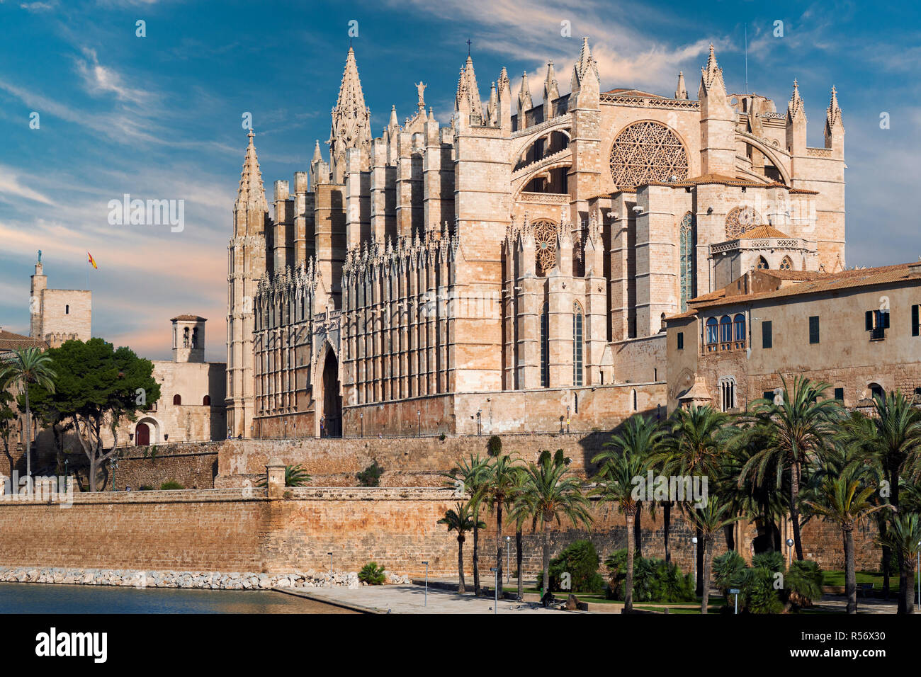 Cattedrale di Palma de Mallorca o La Seu contro blu cielo sereno, è stato costruito su una scogliera che sorge fuori del mare. Esterno romano gotica chiesa cattolica. Ma Foto Stock
