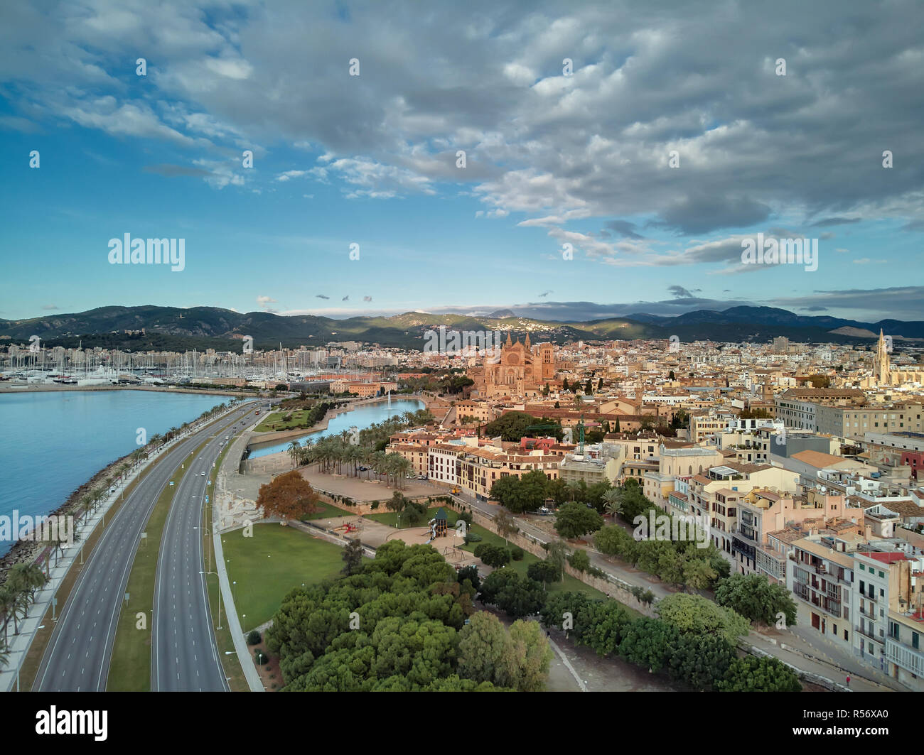 Antenna vista drone Maiorca cityscape, strada lungo la costa del mar Mediterraneo e la famosa cattedrale di Palma de Mallorca o Le Seu. Spagna Foto Stock