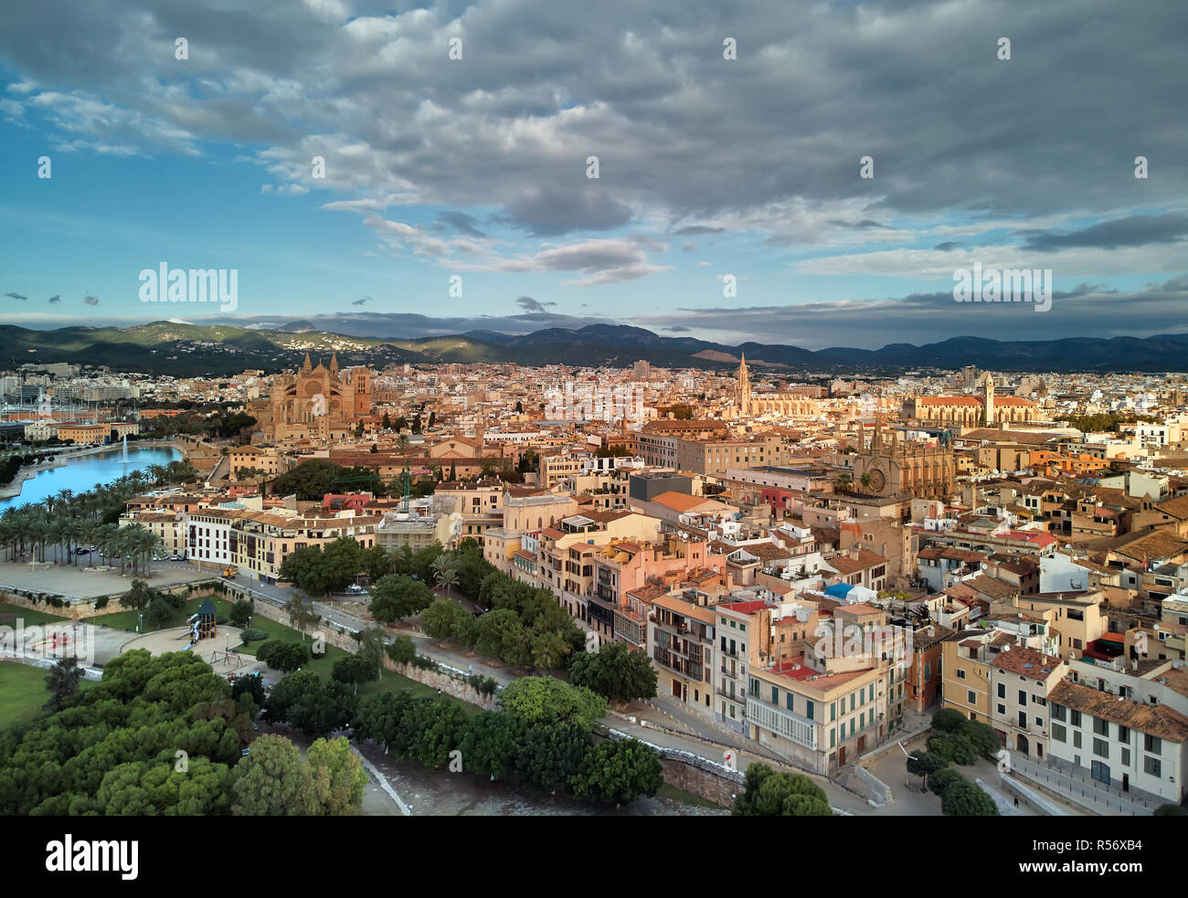 Antenna vista panoramica Maiorca cityscape townscape e la famosa cattedrale di Palma de Mallorca o Le Seu. Nuvoloso moody sky, valle di montagna. Spagna Foto Stock