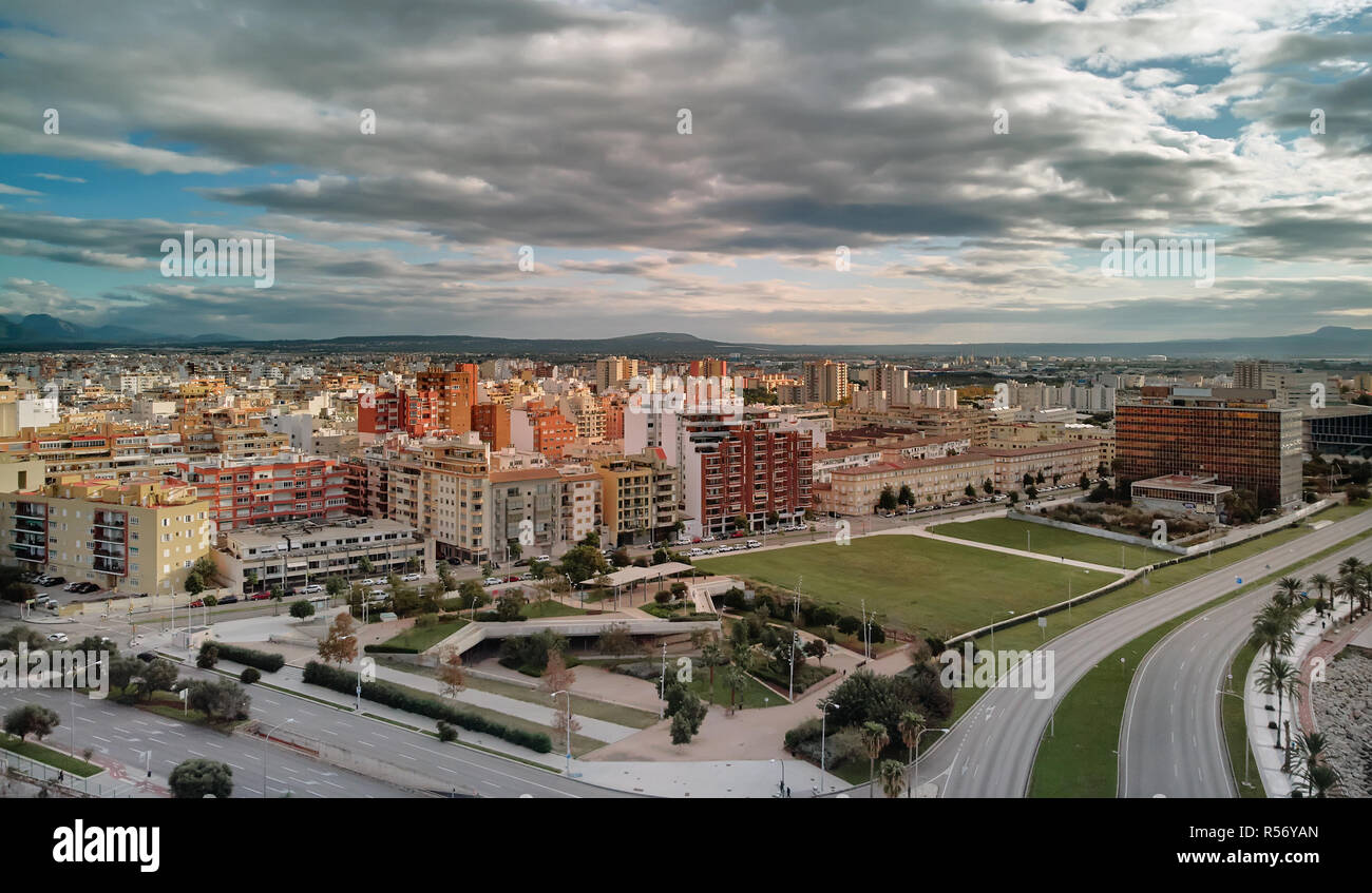 La città di Palma de Mallorca. Moody drammatico cielo nuvoloso su Maiorca townscape e residenziale case affollate, ben curate strade montagne in valle Foto Stock