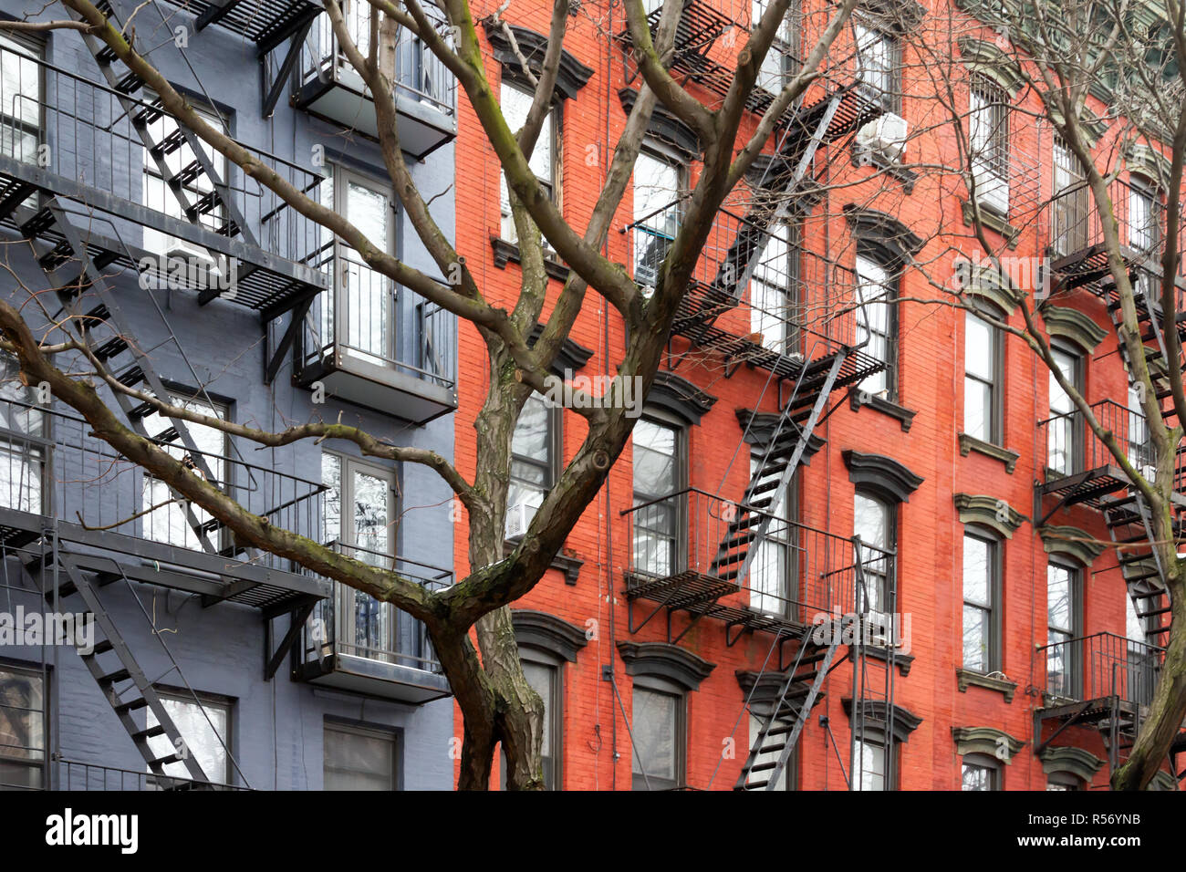 Gli edifici di vecchia costruzione su 11th Street nell'East Village di Manhattan a New York City NYC Foto Stock
