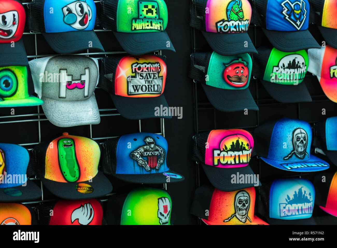 Airbrushed colorati cappucci con un design Fortnite. Fortnite è un popolare del video gioco. Foto Stock