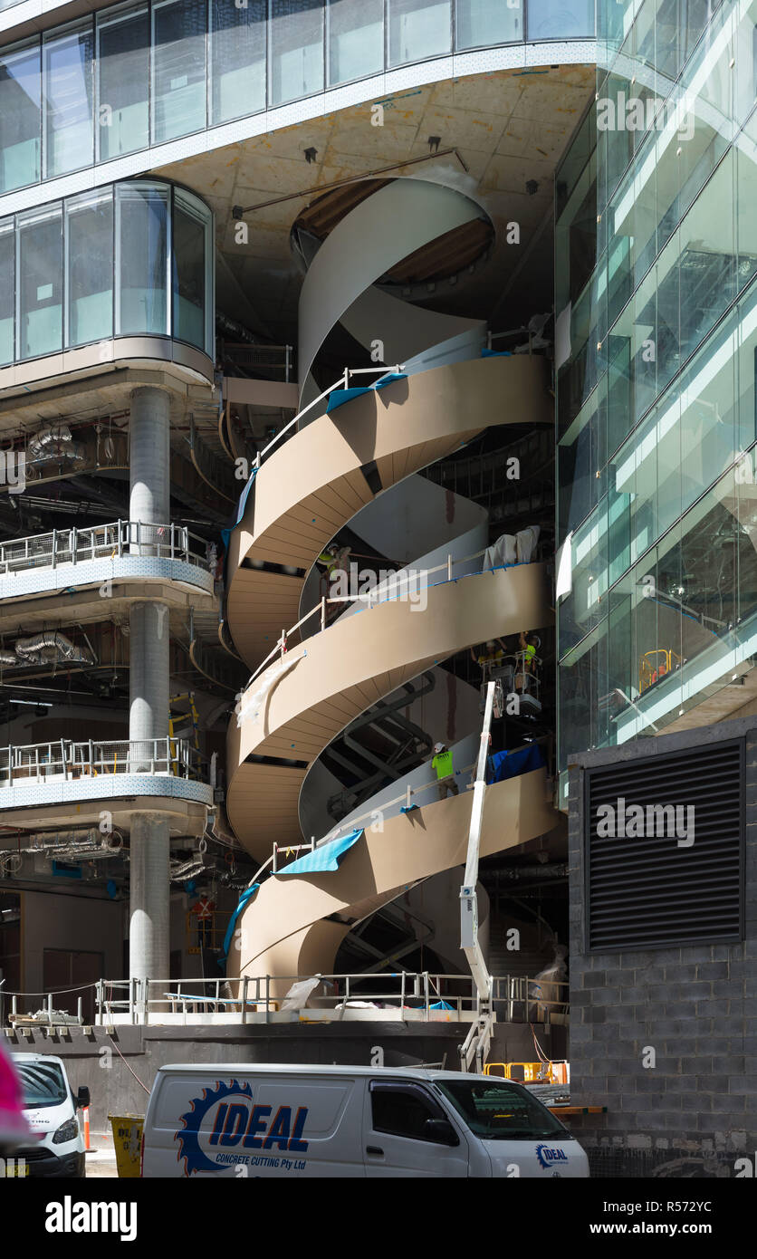 Una doppia elica scala, una importante caratteristica architetturale, essendo installato nel nuovo UTS Università Centrale edificio a Sydney Foto Stock