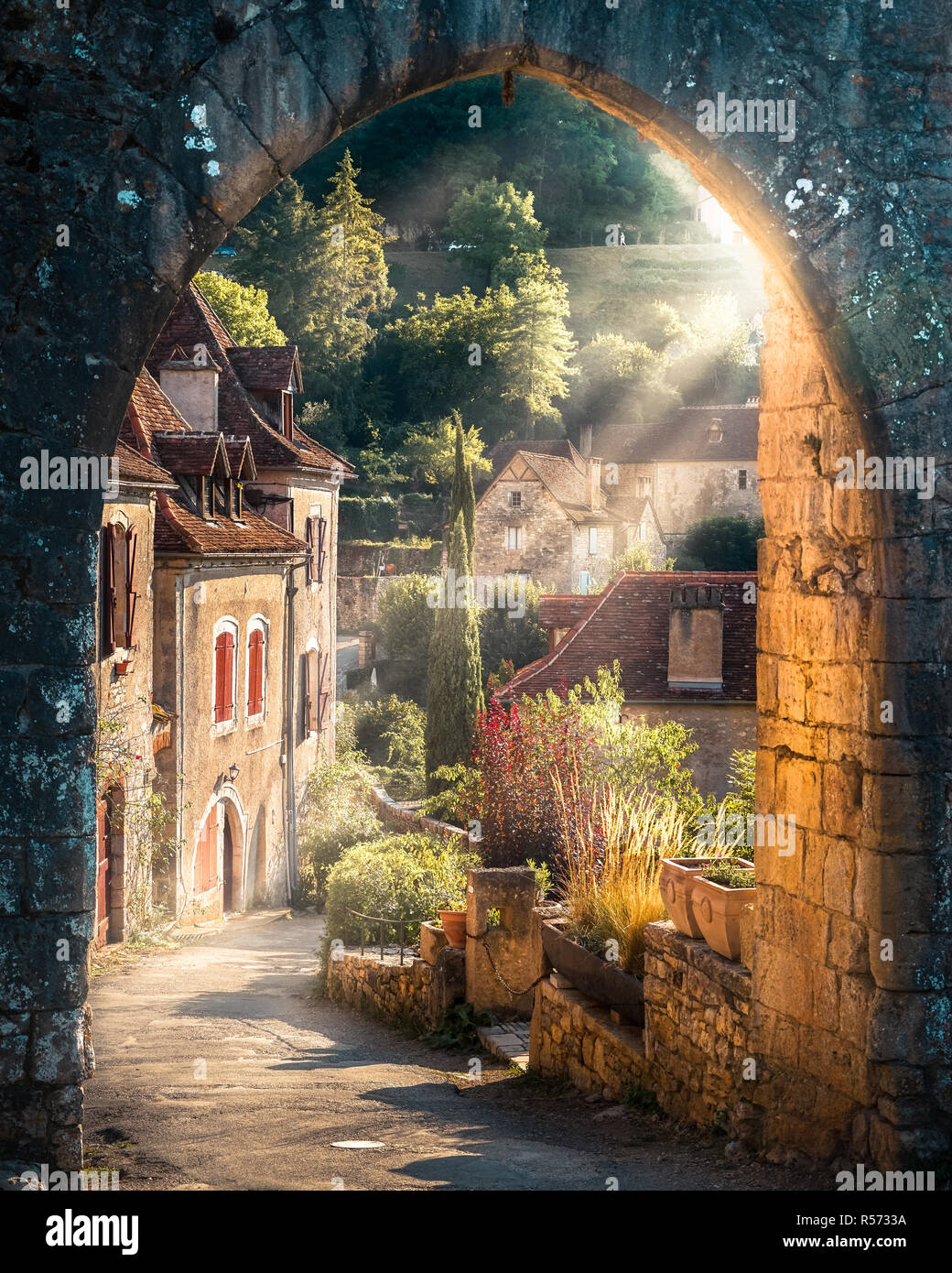 Il bel villaggio di Saint-Cirq-Lapopie in Francia. Foto Stock
