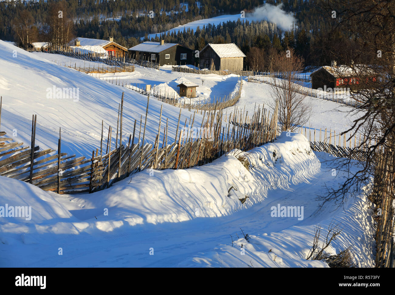 Paesaggio invernale con casa in legno e tradizionale norvegese recinzione di legno Foto Stock