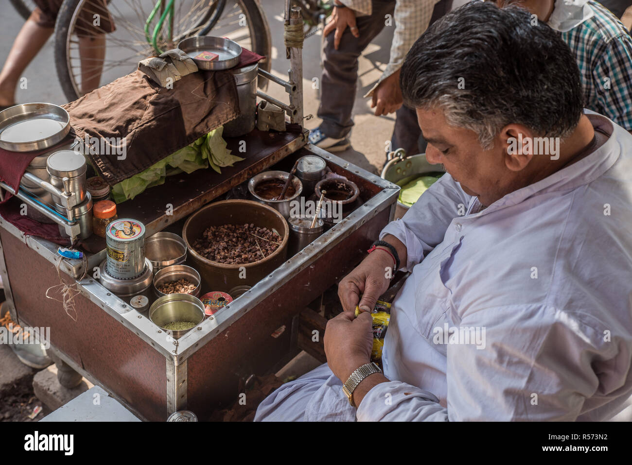 Un piccolo box la preparazione di cibo di strada, la Vecchia Delhi, India Foto Stock