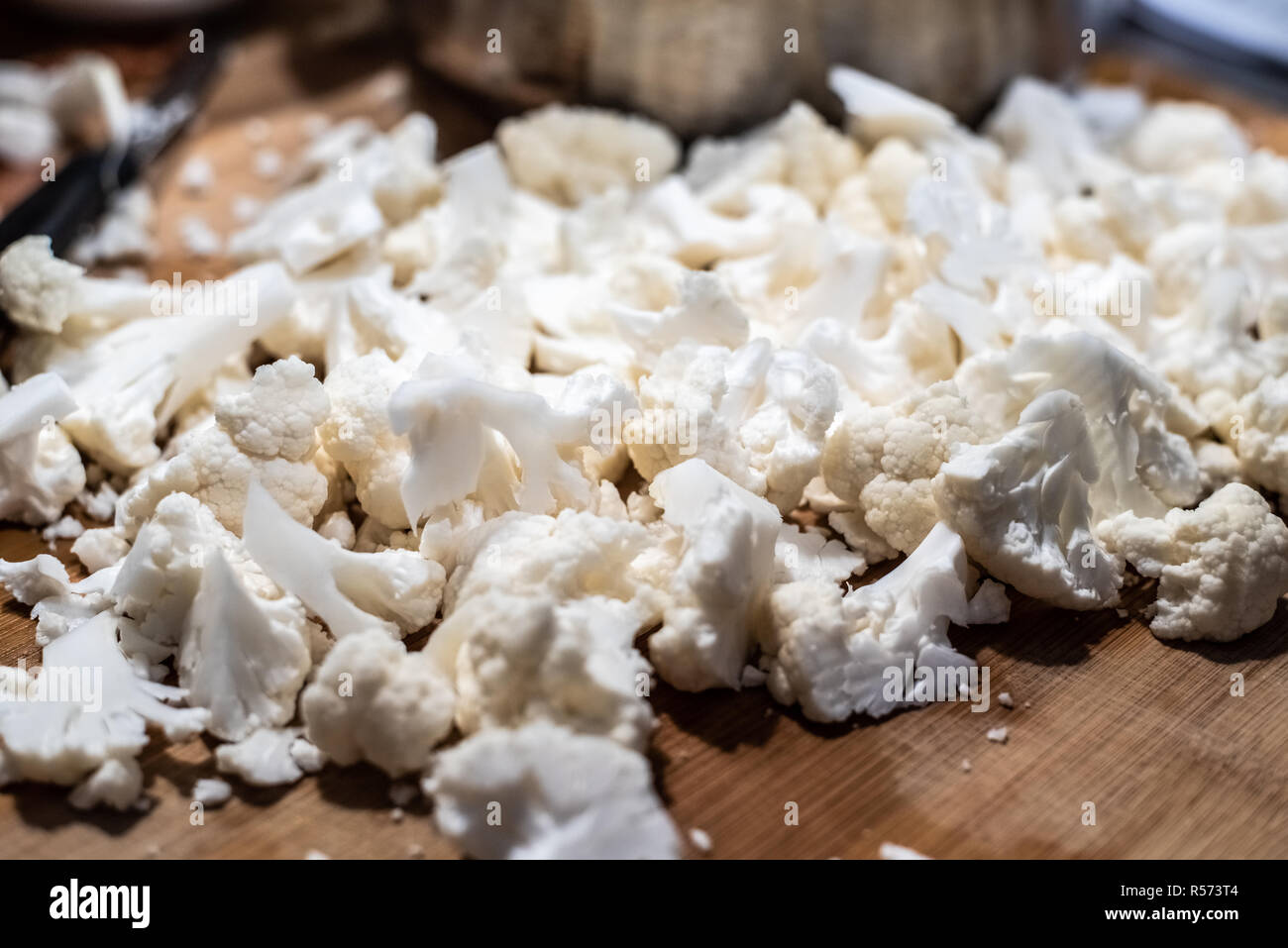 Pezzi di cavolfiore bianco tagliato in una cucina. Foto Stock