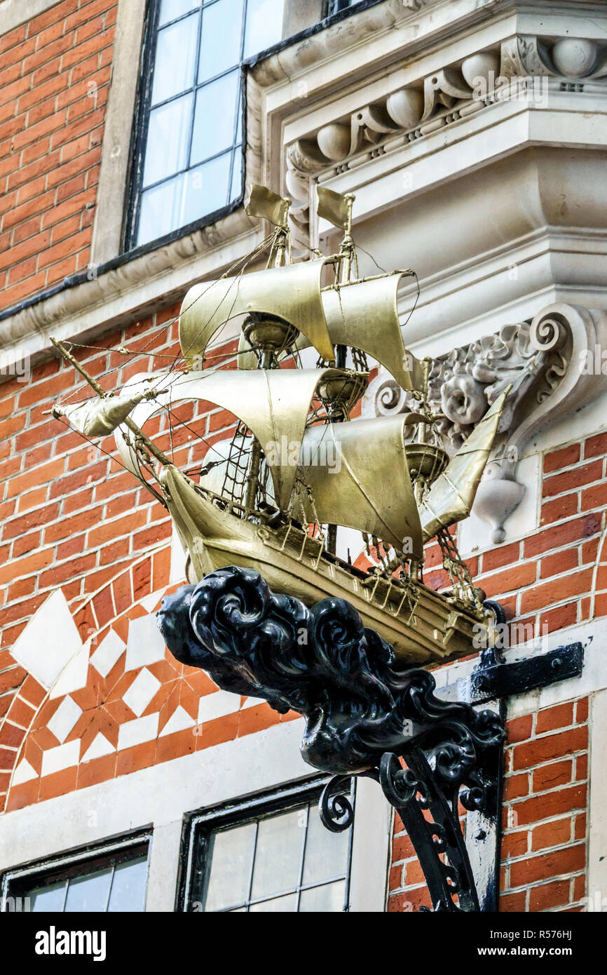 Londra Inghilterra,UK,Westminster,Buckingham Gate,Ship House,costruzione esterna,mattoni rossi,emblema della nave a vela,UK GB inglese Europa,UK180828084 Foto Stock