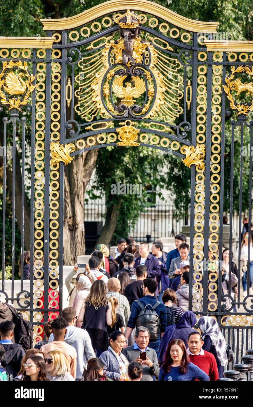 Londra Inghilterra,Regno Unito,Westminster,Buckingham Palace gate,folla,uomo asiatico uomo maschio,donna donna donna donna donna femminile,Regno Unito GB inglese Europa,UK180828096 Foto Stock
