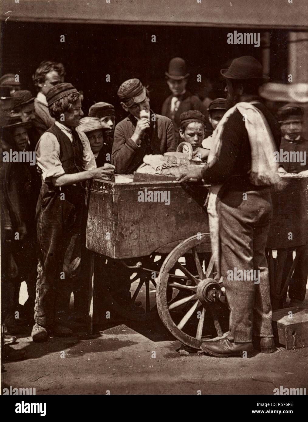 "Halfpenny ices: i lavoratori sul 'silenzio autostrada". Gli incidenti della strada. Londra, 1881. Woodburytypes. Fonte: RB.23.b.6198 della piastra 4. Autore: THOMSON, John. Foto Stock