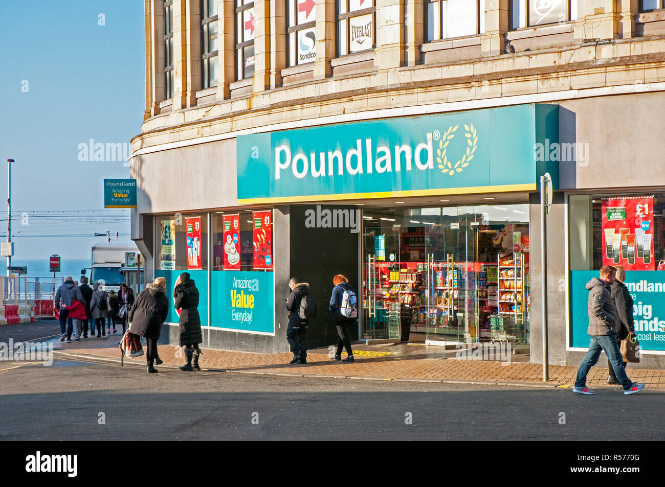 Poundland Store sul lungomare di Blackpool Lancashire England Regno Unito Questo usato per essere la vecchia F W Woolworth Building Foto Stock