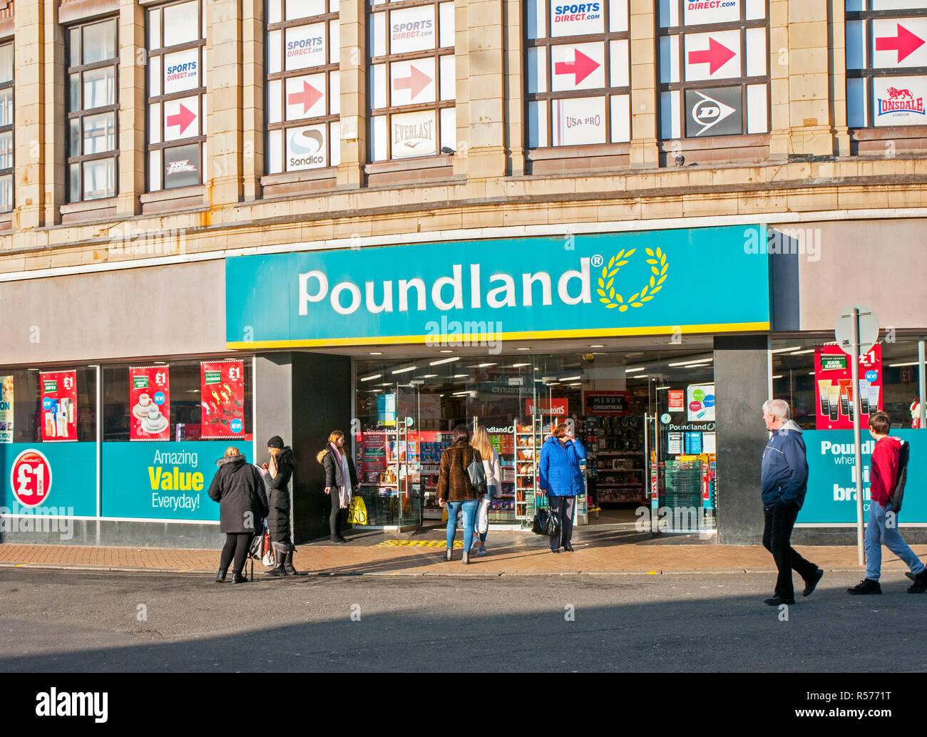 Poundland Store sul lungomare di Blackpool Lancashire England Regno Unito Questo usato per essere la vecchia F W Woolworth Building Foto Stock