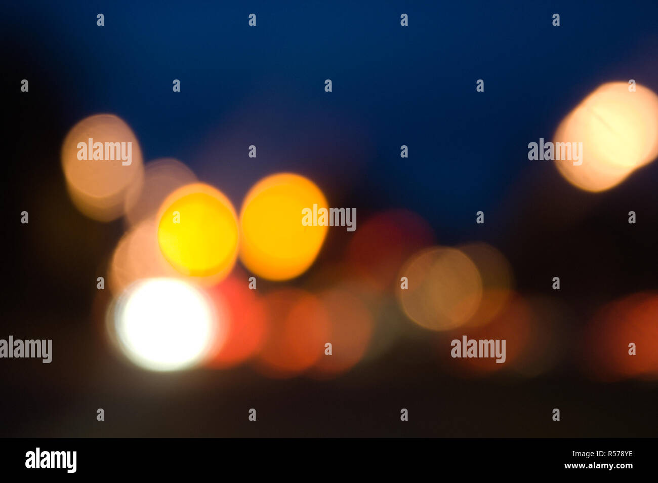Abstract sfocati circolari luci della città di notte Foto Stock