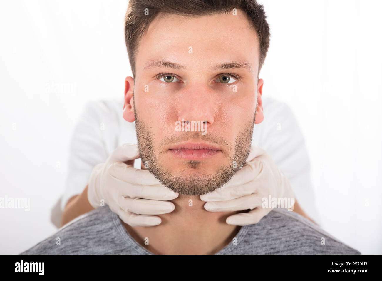 L uomo come ottenere la ghiandola tiroidea Control Foto Stock