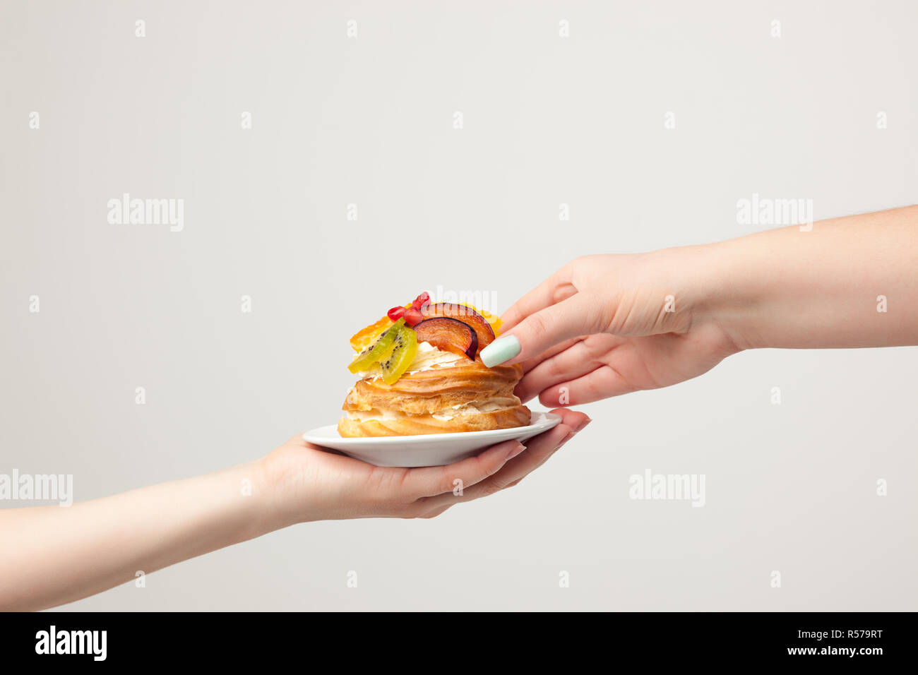 Primo piano della torta con frutta fresca su sfondo grigio. Foto Stock