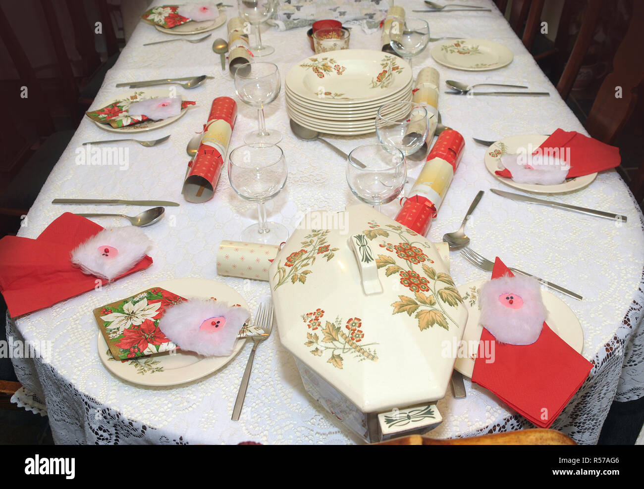 Tradizionali decorazioni di Natale la cena messa in tavola prima di pasto. Foto Stock