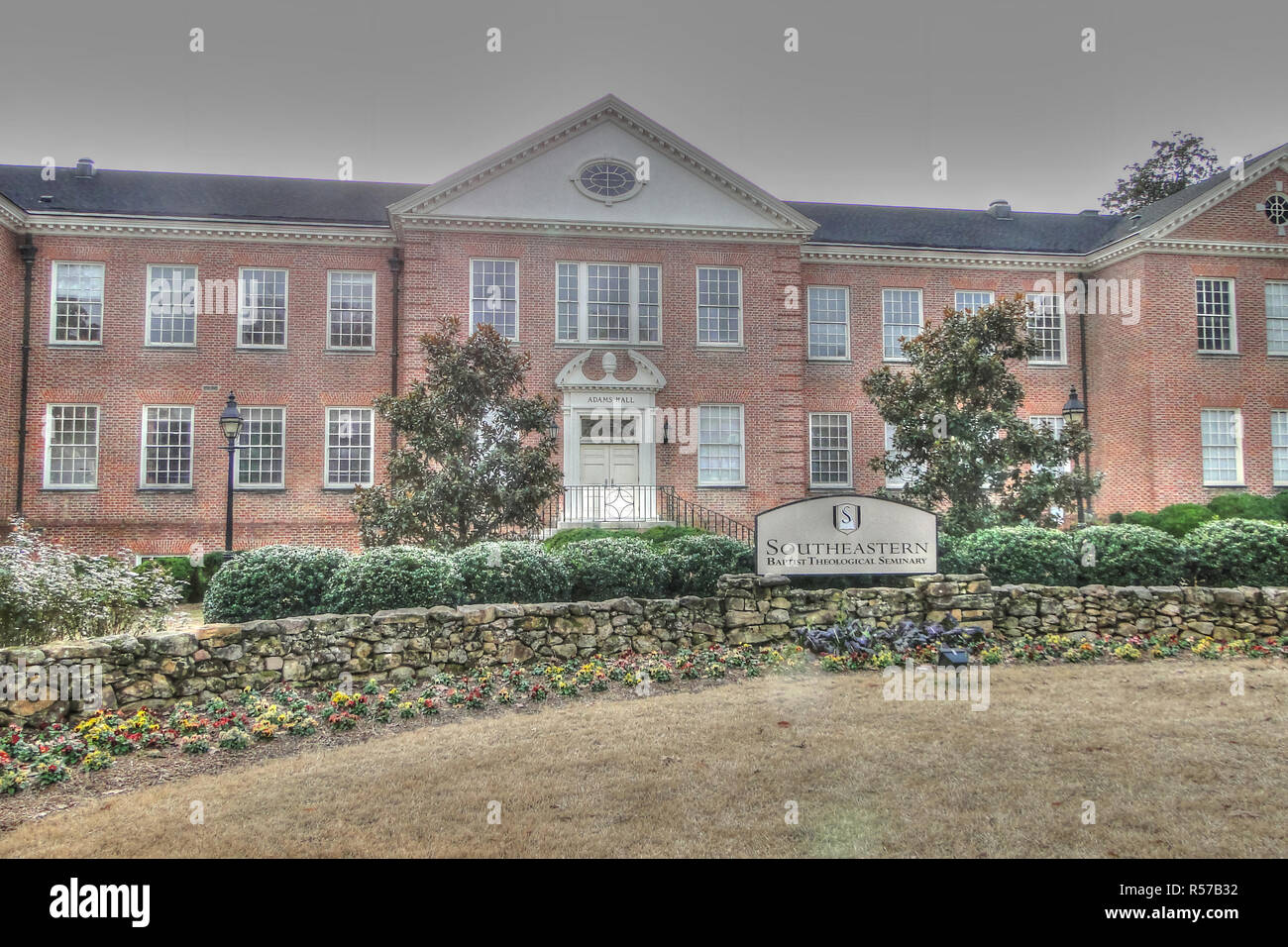 Wake Forest, North Carolina, Stati Uniti d'America - 21 Novembre 2012: edifici storici e giardini a sud-est Battista Theological Seminary di Wake Forest Foto Stock