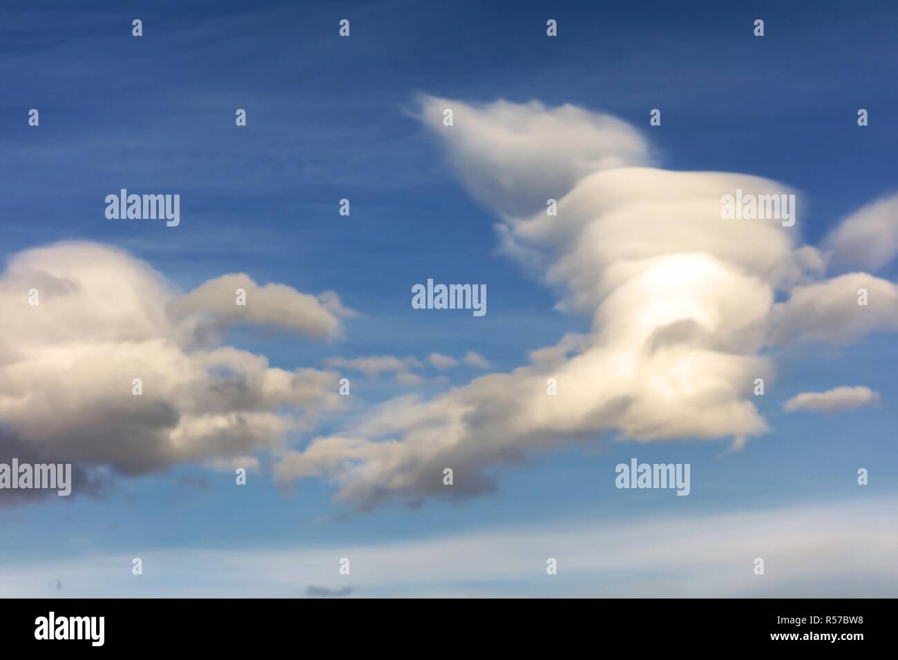 Interessante nuvola bianca Cumulus Chinook. Nuvole modello contro il cielo blu Foto Stock