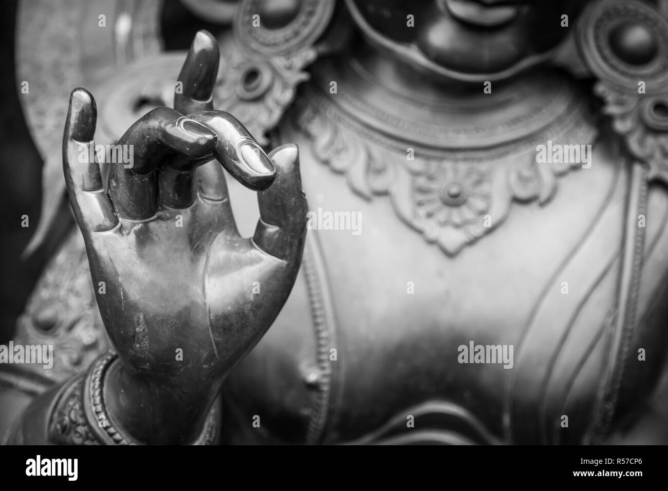 Dettaglio della statua di Buddha con Karana mudra la posizione della mano Foto Stock