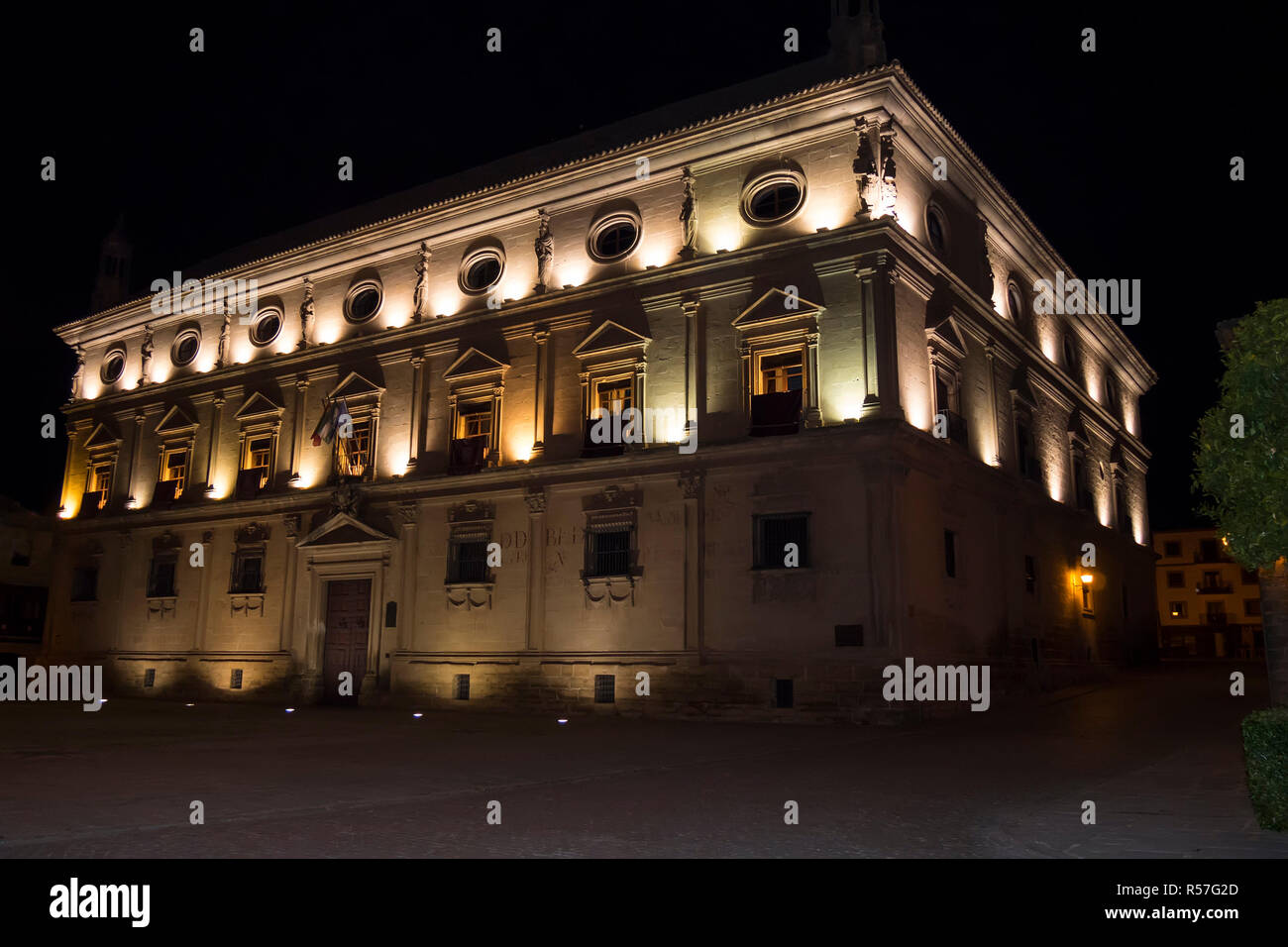 Vazquez de Molina Palace (Palazzo delle Catene) di notte, a Ubeda, Spagna Foto Stock