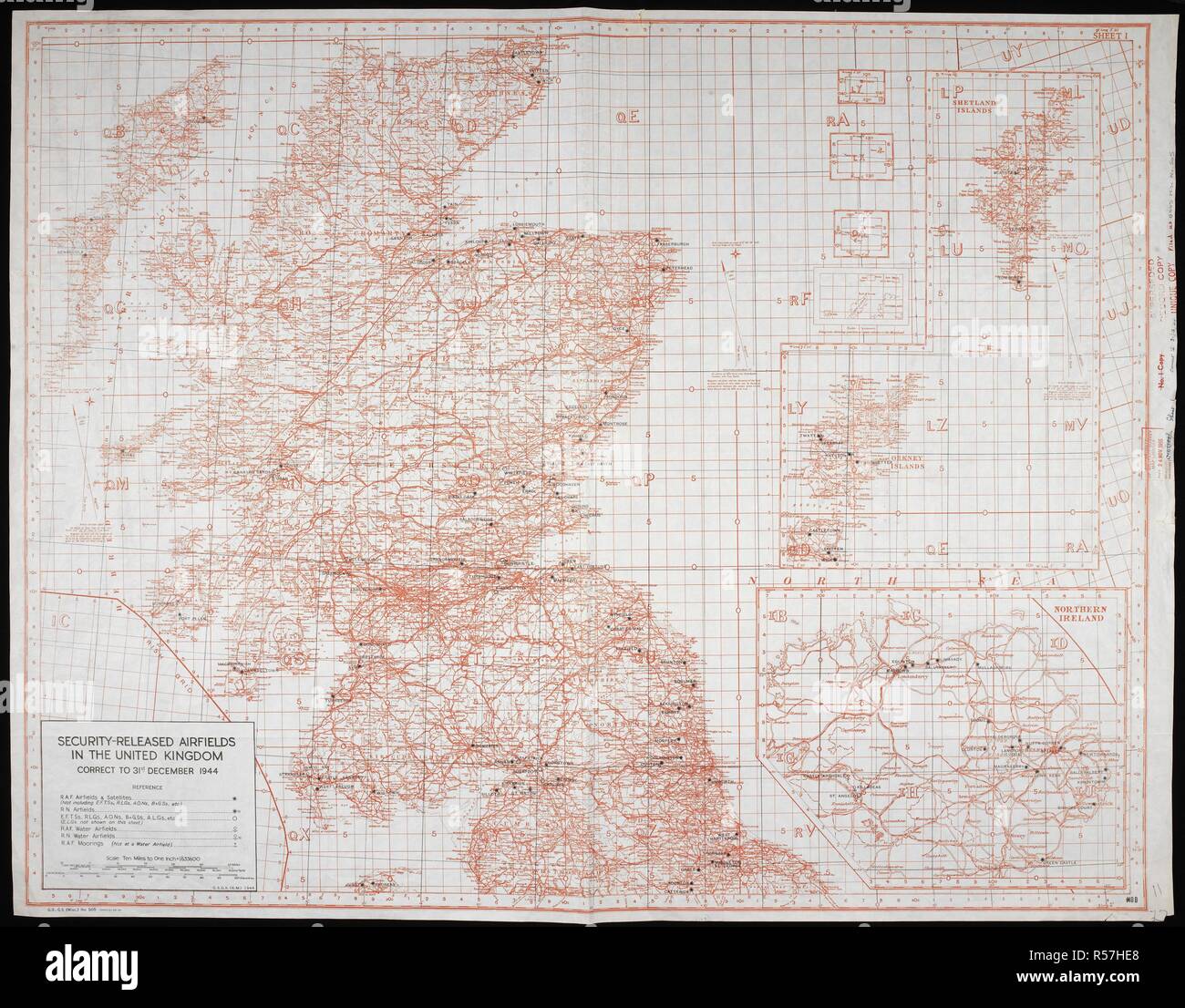 Mappa/grafico della sicurezza rilasciato gli aerodromi nel Regno Unito, al 31 dicembre 1944. Sicurezza rilasciato gli aerodromi nel Regno Unito, GSGS Misc 505. [S.l.] : [s.n.], 1944-1945. La Gran Bretagna. Ministero della Difesa. Sondaggio centro di produzione. col.; Scala 1:633 600. Fonte: Mappe MOD GSGS Misc 505. La metà superiore della mappa. Foto Stock