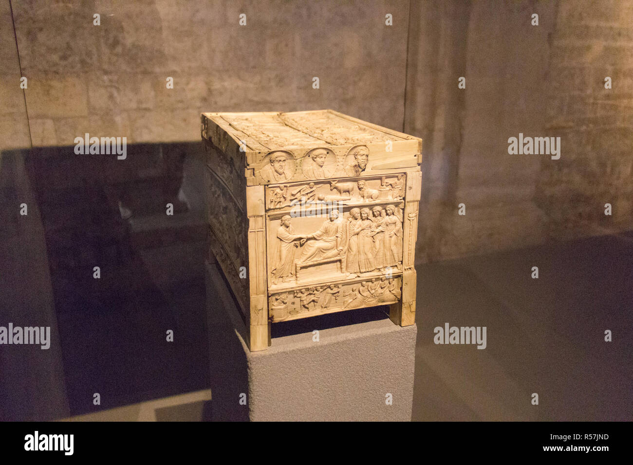 L'Italia, Brescia - 24 dicembre 2017: il punto di vista del feretro per le reliquie nella chiesa di Santa Maria in Solario del museo di Santa Giulia il 24 dicembre 2017. Foto Stock